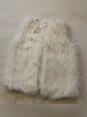 Time & Tru White Faux Fur Vest size L